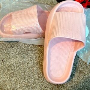 Soothez - pink - womens size 6 New